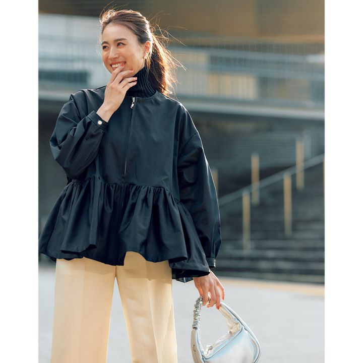 ペプラムブルゾン×カラーパンツの笹川友里さん