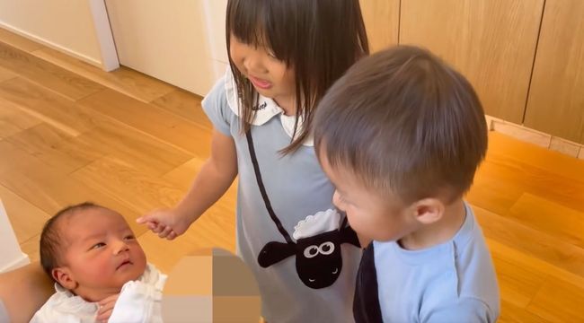 １週間ぶりに帰宅したママ。双子の反応が予想外過ぎ！？？