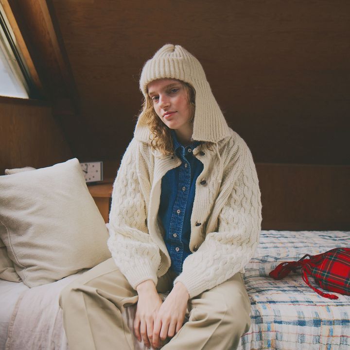 冬空に下で映えるのはこんな白コーデ。デニムシャツで爽やかさをトッピングして。【マイスタンダードブック】