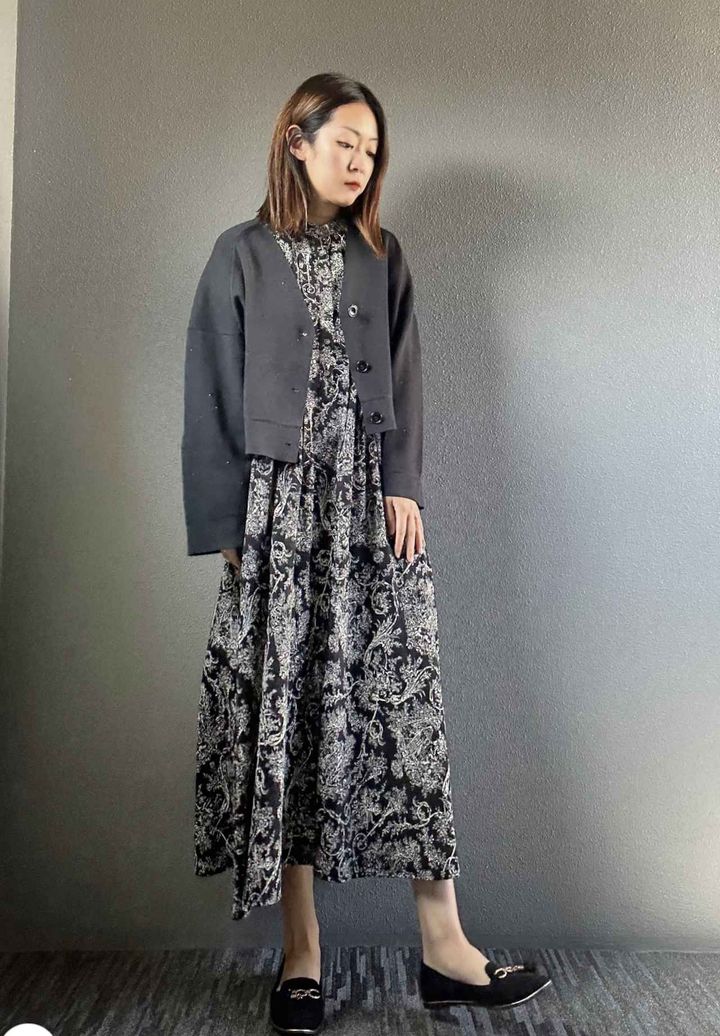 画像: ショート丈のカーディガンで縦長効果