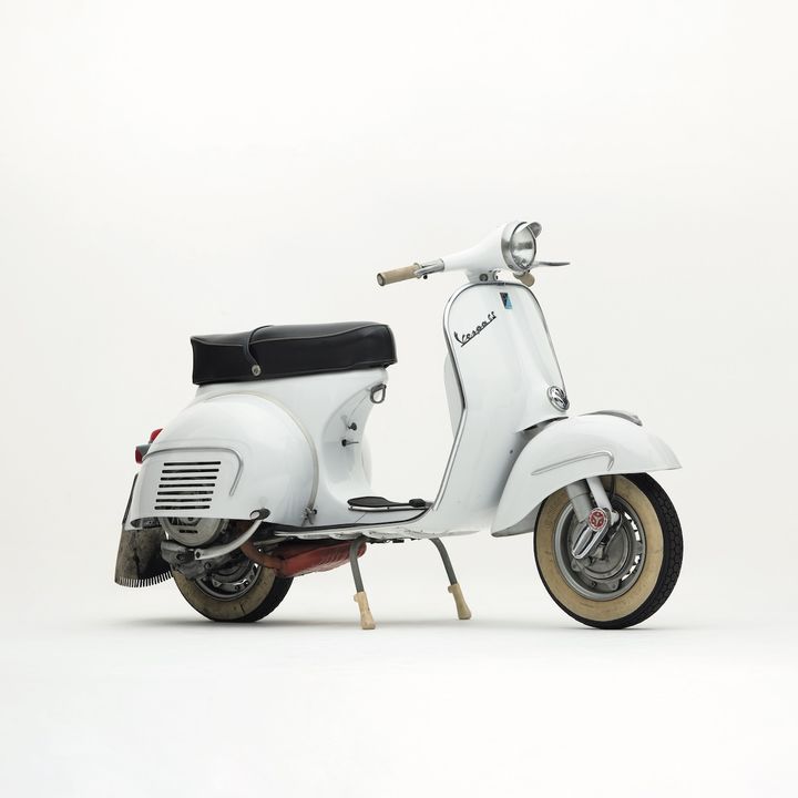 〈ベスパ〉のヴィンテージスクーター