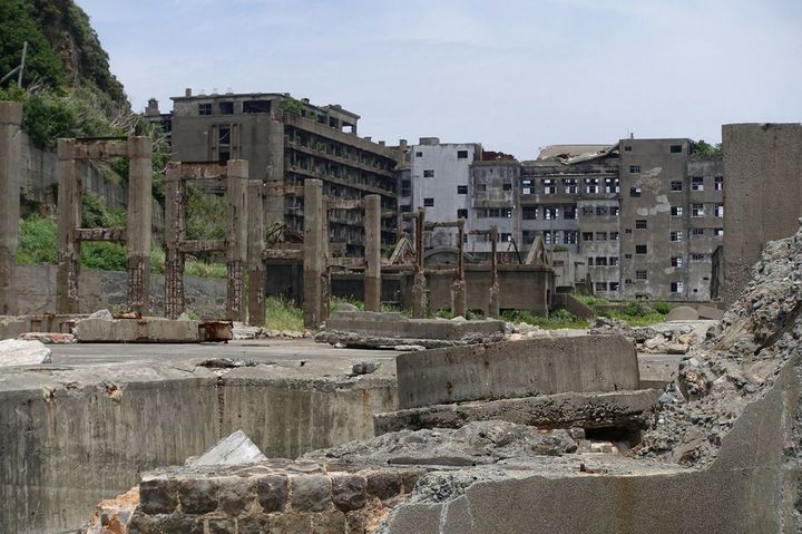 炭鉱のベルトコンベアや高層住宅の廃墟