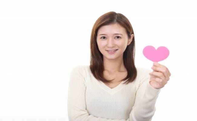 ハートマークを持つ女性