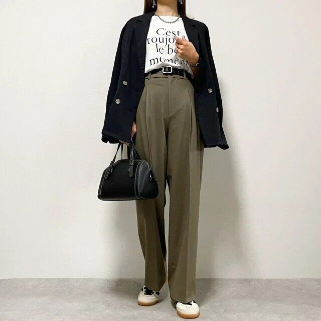 2024ユニクロタックワイドパンツ女性コーデジャケットスニーカー