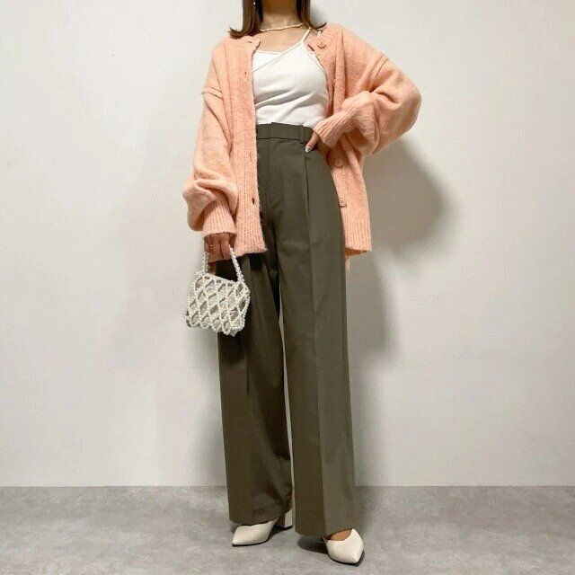 2024ユニクロタックワイドパンツ女性コーデ変形キャミ