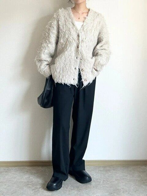 2024ユニクロタックワイドパンツ女性コーデカーディガン