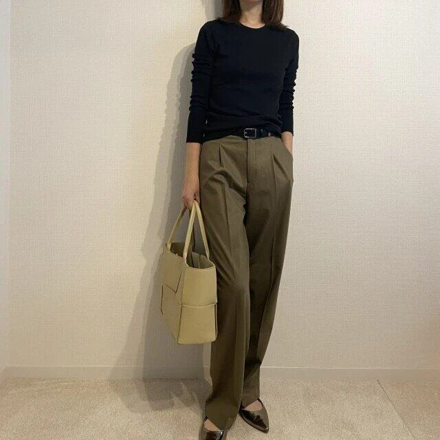 2024ユニクロタックワイドパンツ女性コーデ黒トップス