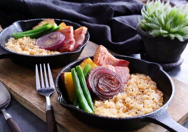 スキレットでキャンプ飯風「焼きTKG」