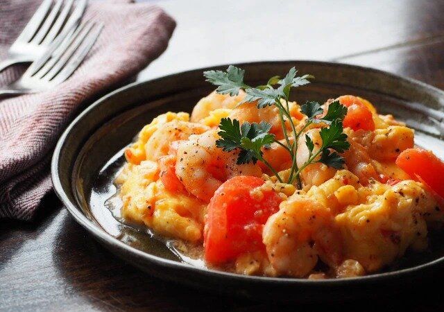 フライパンひとつでできる「海老とトマトのふんわり卵炒め」