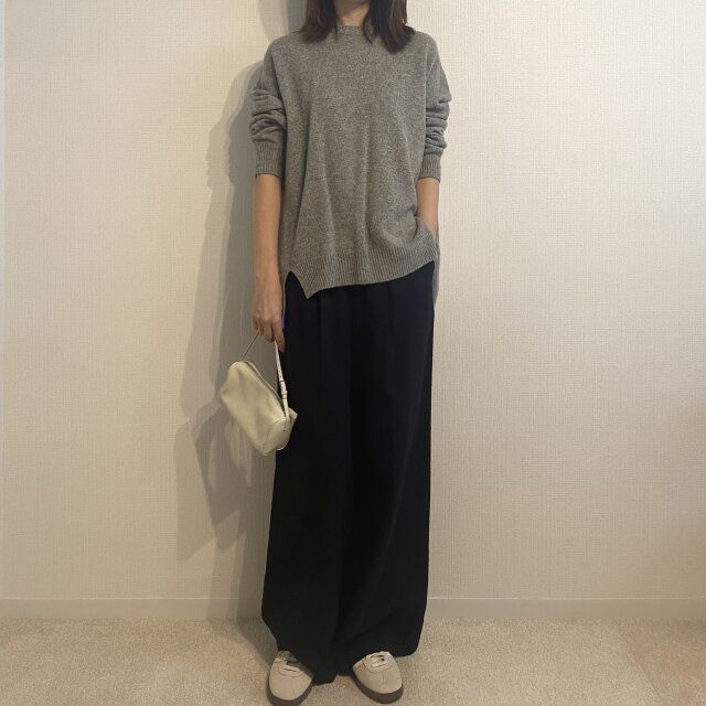 アディダス ベルン ゆったりとしたニットとワイドパンツを合わせ