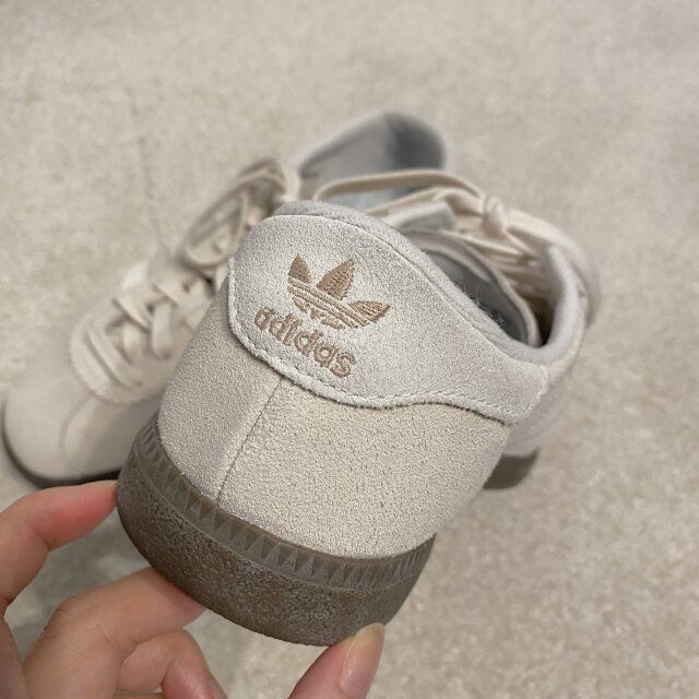 アディダス ベルン アディダスロゴの刺繍