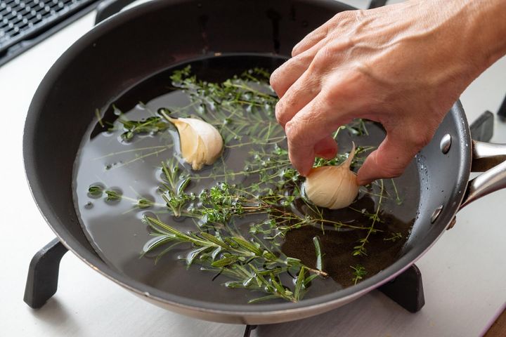 ハーブを加えて焼きいもを揚げる