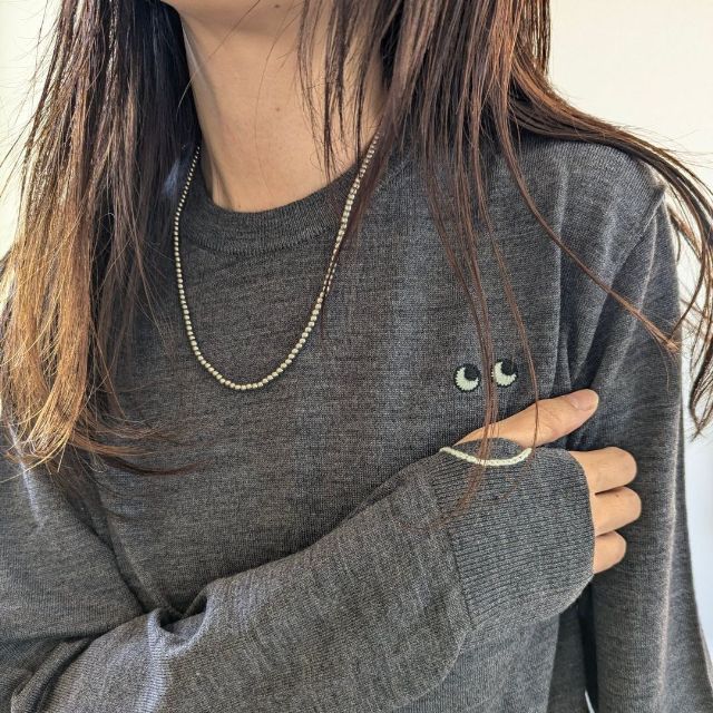 KIDS メリノクルーネックセーターを着ている