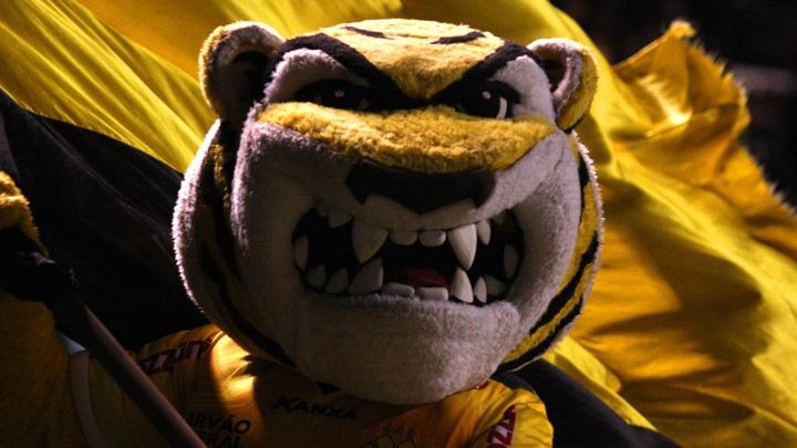 元Jリーガー所属チーム、マスコットキャラがまさかの退場宣告！敵ファンの大乱闘を挑発