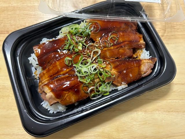 豚バラチャーシュー飯の蓋を外し、木製テーブルの上に斜めに置き、上から見た様子