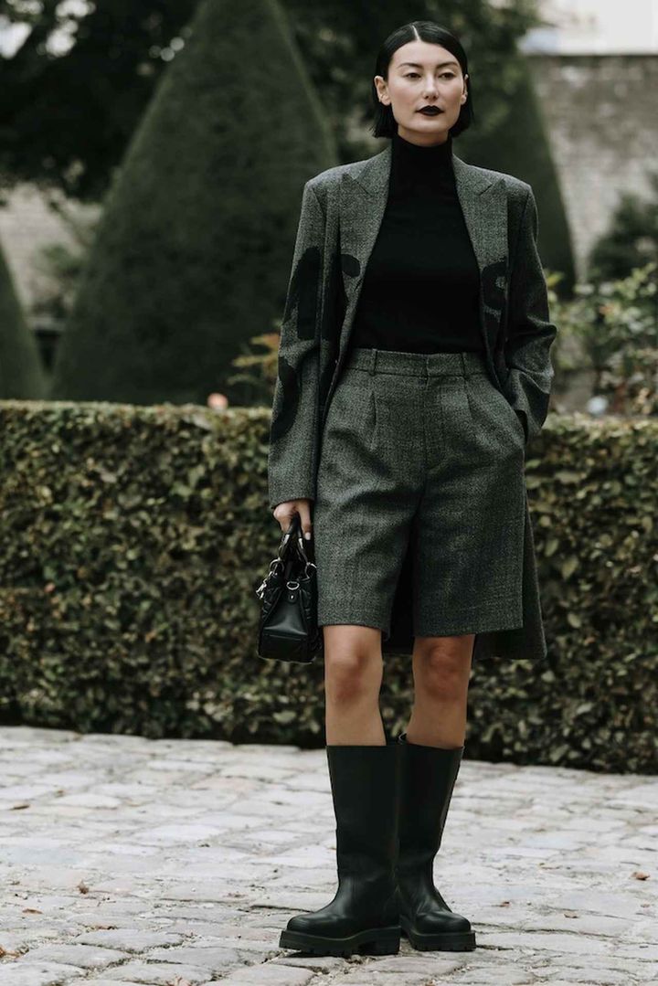 画像: ダークグレーで知的&ミステリアスなムードを演出