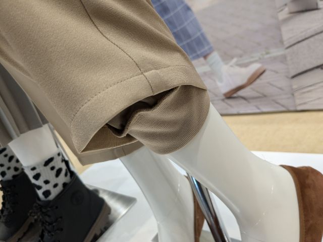 SOLOTEX使用レイウォームテーパードパンツの裾部分