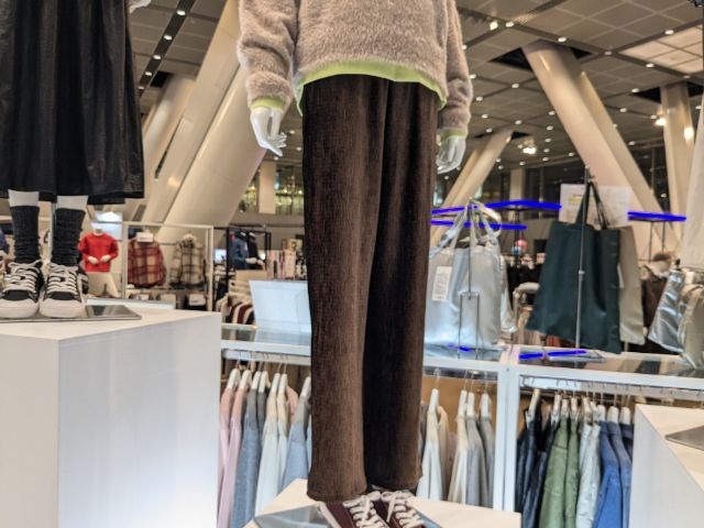ブラウンのベロアプリーツパンツを着用したマネキン