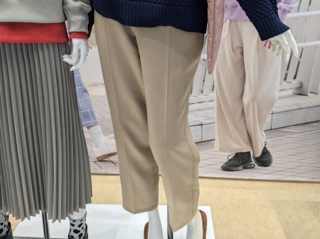 SOLOTEX使用レイウォームテーパードパンツを着用したマネキン