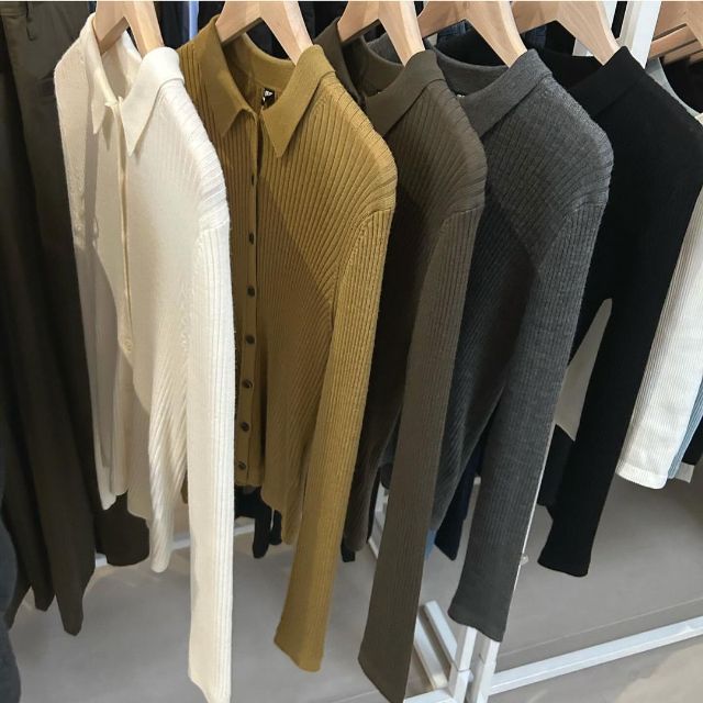 ラックにかかっているメリノリブポロカーディガン
