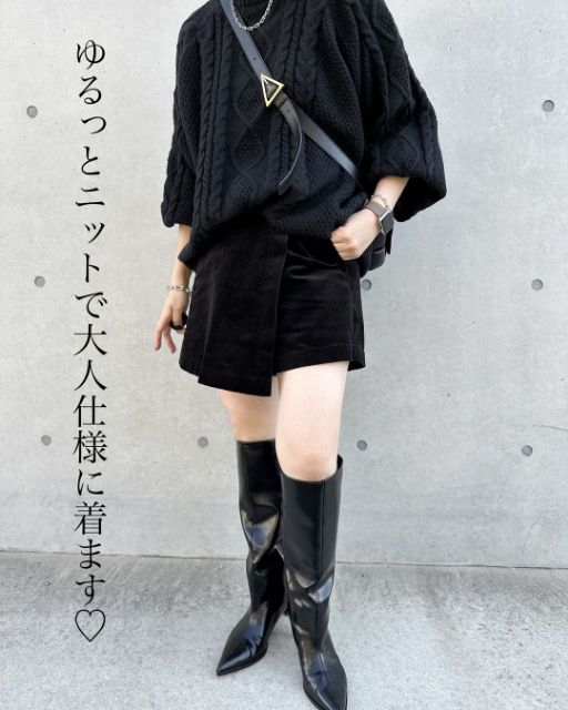 ロングブーツとコーデュロイスコートのコーデ