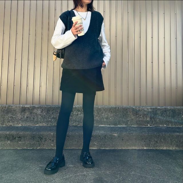 タイツとローファーとコーデュロイスコートのコーデ