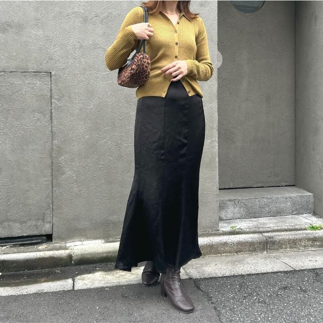 イエローのメリノリブポロカーディガンを着たコーデ