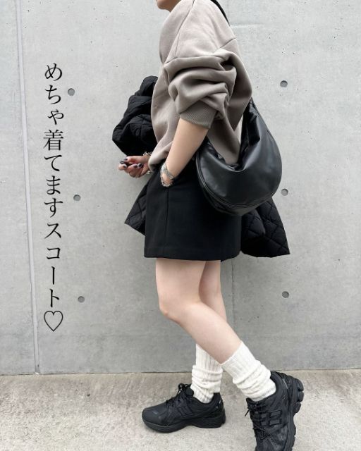 スニーカーとコーデュロイスコートのコーデ