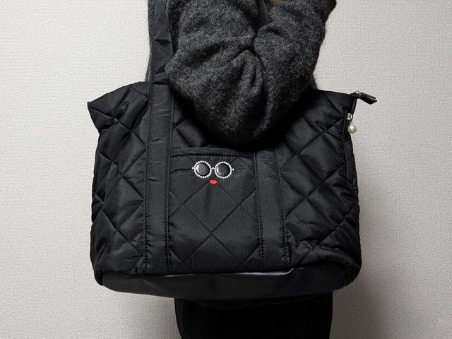 アジョリーキルティングバッグ持ったところ