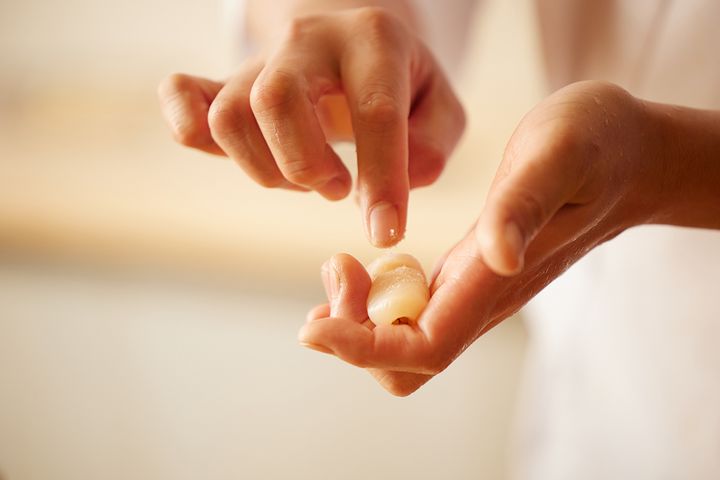 イカに藻塩をつけるその所作も美しい。しょうゆは付けず塩で