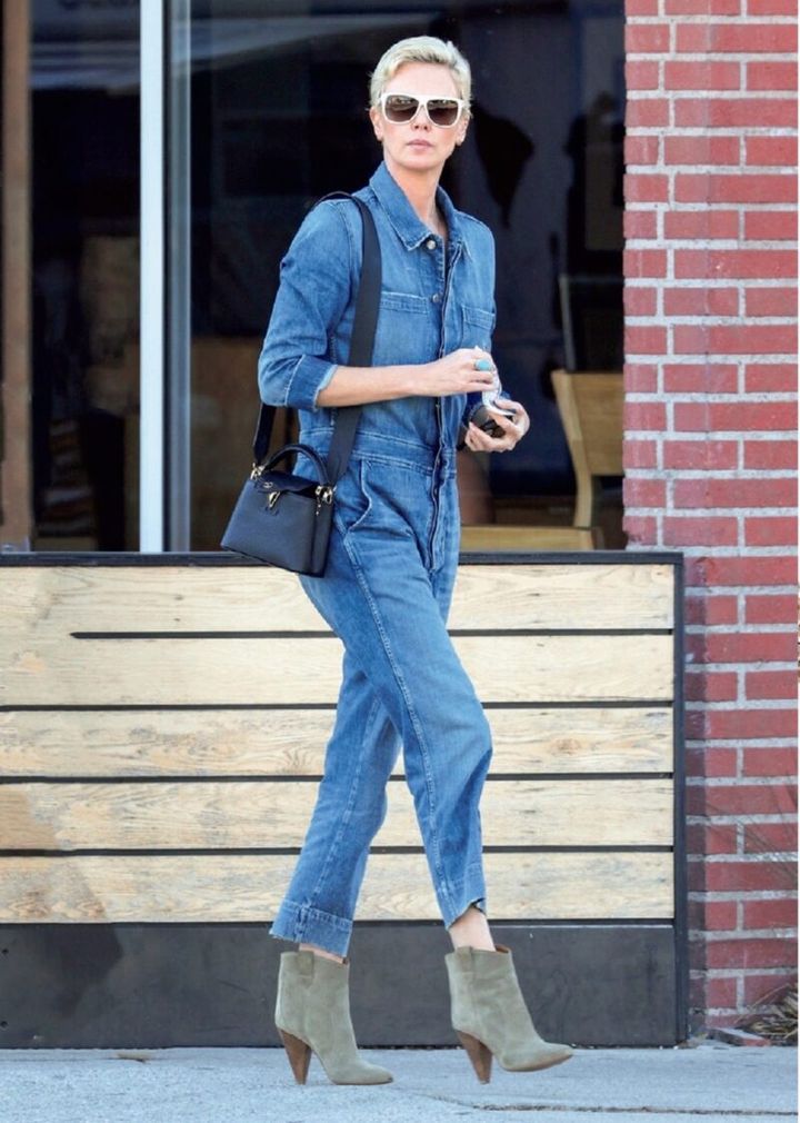 ヴィトンのカプシーヌMINIをデニムに合わせたシャーリーズ・セロン