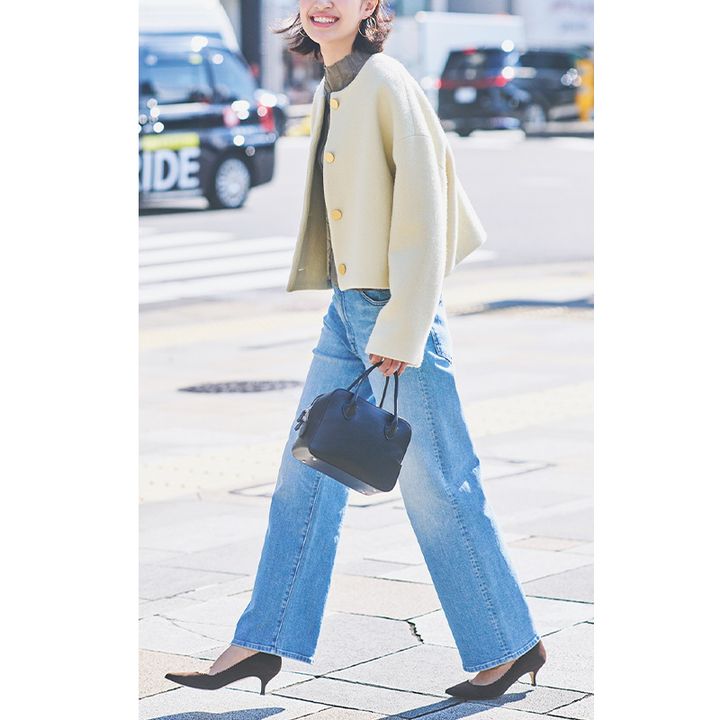 イエローの短丈ジャケットに太めデニムを合わせた着こなし