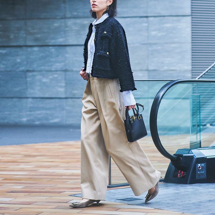 ブルーシャツとチノパンにネイビーの短丈ツイードジャケットを羽織ったキレイめコーデ