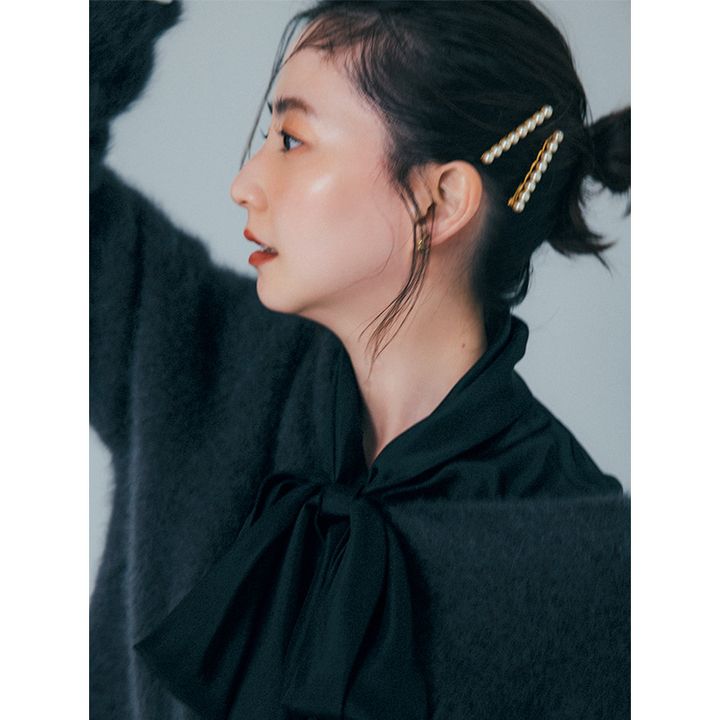 ニットの起毛感とブラウスのシフォン素材でメリハリをつけた着こなし