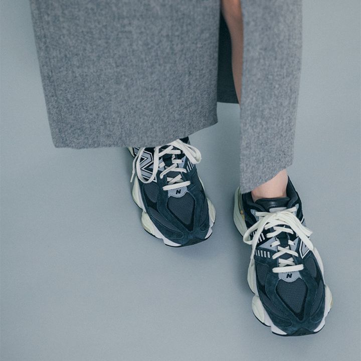 足元に抜け感を作れるスリットスカートとニューバランスのスニーカー