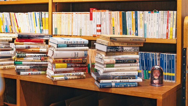 本を横積みする様子