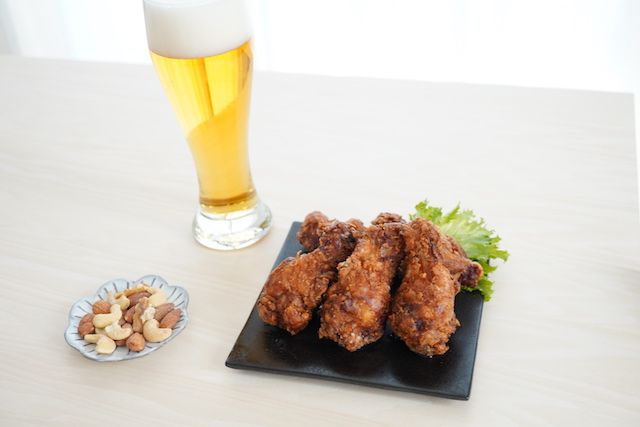 台湾フライドチキンとビールを並べる