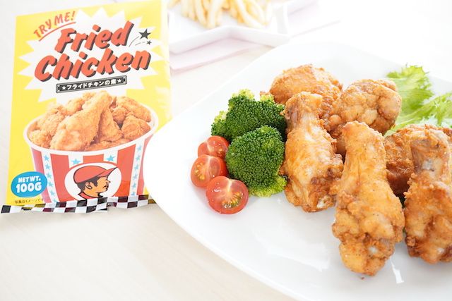 フライドチキンの素で作ったフライドチキンを皿に並べる