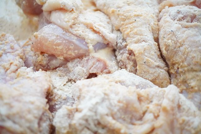 粉をまぶしている様子