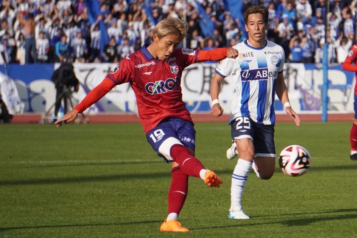 岡山が山形を3-0で下しJ1昇格PO決勝へ進出！右ヒザでゴールしたMF岩渕弘人「彼が決めてすごくうれしかった」と仲間のダメ押し弾を祝福