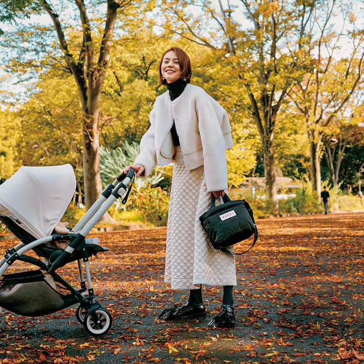 白のショート丈ボアアウターに黒タートルニット、白のキルティング生地スカートのコーデ