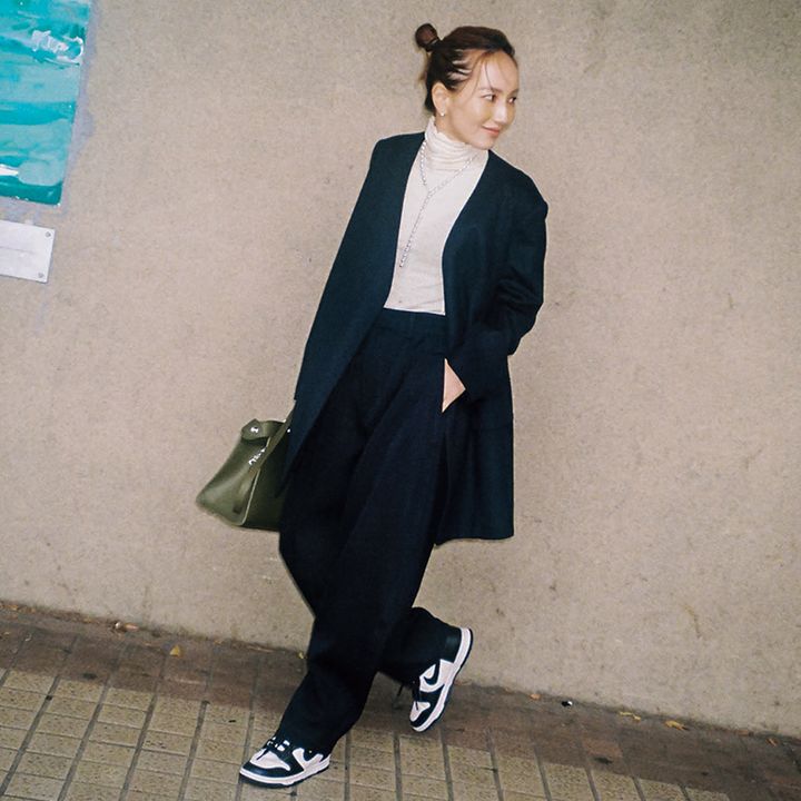 白シアータートルに黒ノーカラーJK、黒パンツにス