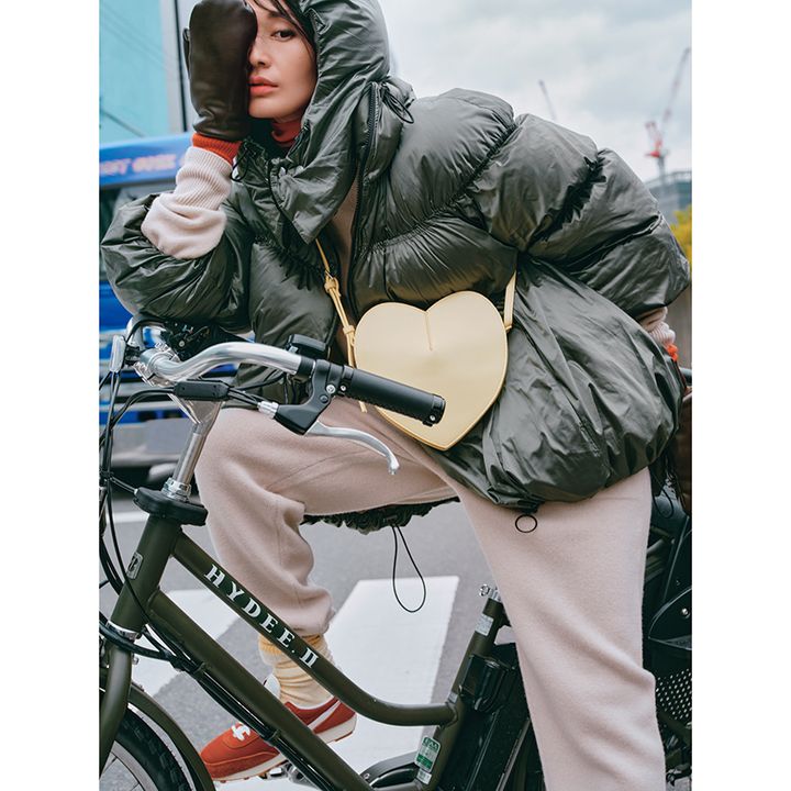 黒ショートダウンにベージュのスウェット、靴下くしゅくしゅコーデ