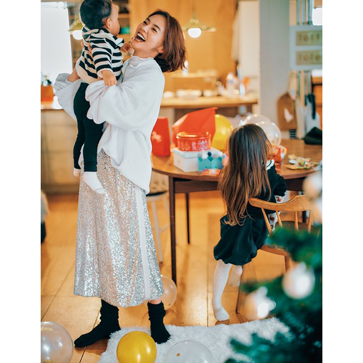 シルバースパンコールスカートにオフホワイトのスウェットのコーデ