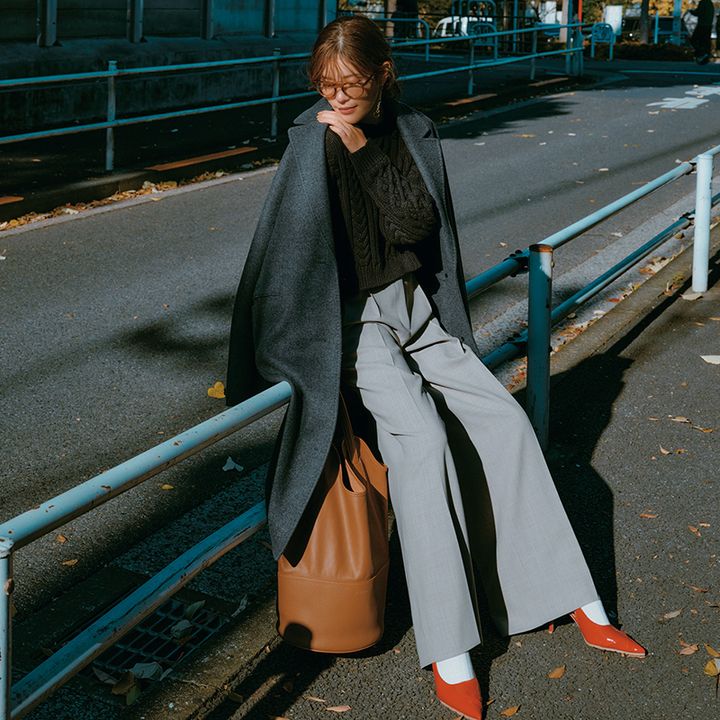 ケーブルニットにグレーのウールコートのコーデ
