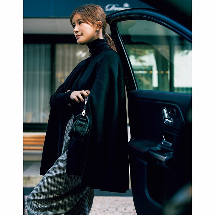 ケープに千鳥柄のパンツ、ミニ黒バッグコーデ