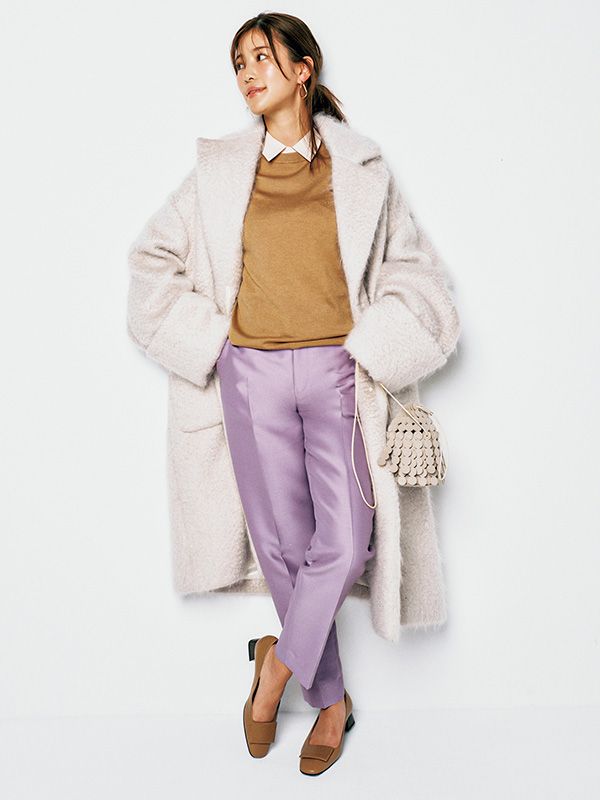 ラベンダーのもこもこコートにラベンダーのツヤパンツコーデ
