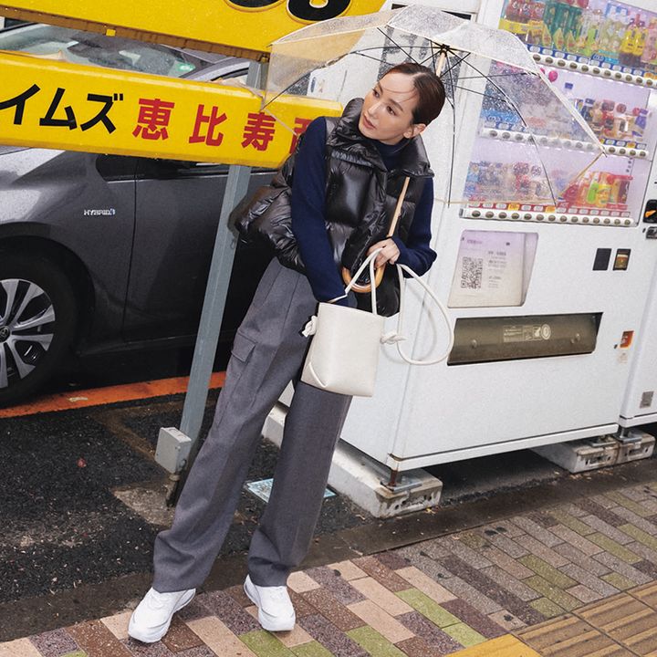 ボリュームダウンベストにネイビーニットのコーデ