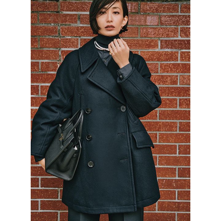 ピーコートのようなきれいめシルエットのダウンにパールネックレス