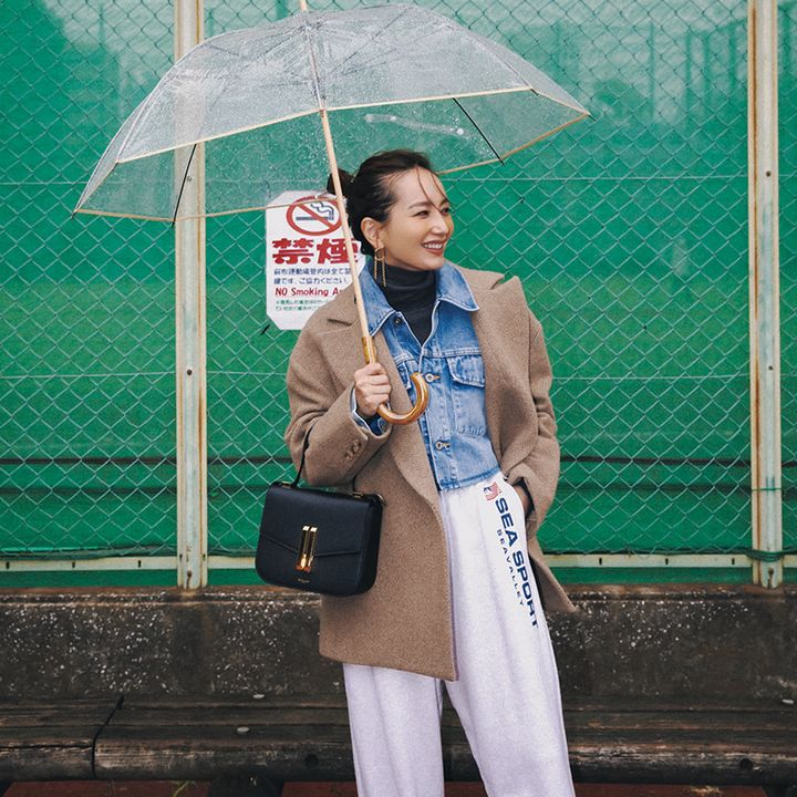 ウールのベージュジャケットにデニムJKレイヤード、オフホワイトのスウェットパンツ